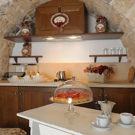 Romantic Trulli Bed and Breakfast Αλμπερομπέλο